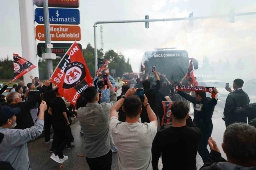 &Ccedil;orum FK&rsquo;da S&uuml;per Lig coşkusu: Tarihi zaferin ardından takım kafilesine g&ouml;rkemli karşılama
