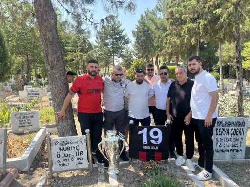 &Ccedil;orum FK&rsquo;nın şampiyonluk kupası, emektar gazetecisinin kabrine g&ouml;t&uuml;r&uuml;ld&uuml;

