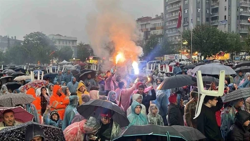 &Ccedil;orum FK taraftarları final ma&ccedil;ını yağmur altında izledi
