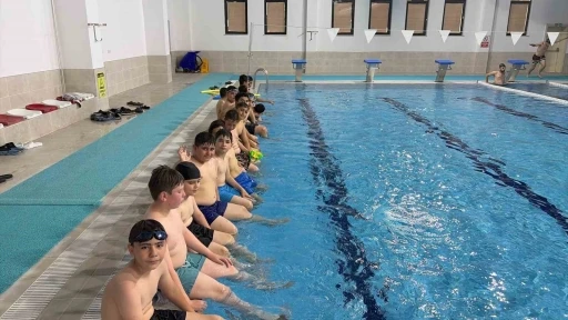 &Ccedil;orumlu &ouml;ğrenciler Tosya&rsquo;da havuzda serinledi
