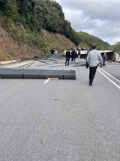 &Ccedil;ubuk demir y&uuml;kl&uuml; tır devrildi, OSB yolu trafiğe kapandı
