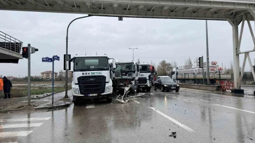 &Ccedil;ubuk&rsquo;ta beton mikserleri &ccedil;arpıştı: 1 yaralı
