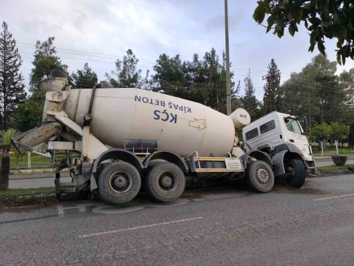 &Ccedil;ukura d&uuml;şen beton mikseri devrilmeye ramak kala durdu
