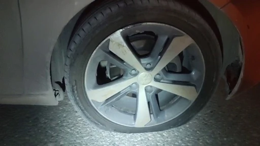 &Ccedil;ukura giren otomobilin lastikleri patladı
