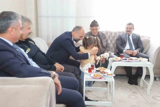 Çukurca’da şehit ailesine bayram ziyareti
