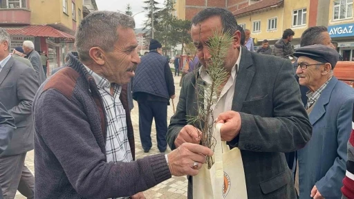 Cuma namazı için camiye giden vatandaşlara 4 bin ağaç fidanı dağıtıldı
