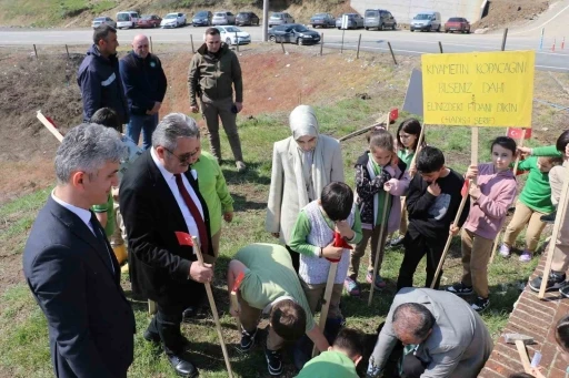 Cumayeri&rsquo;nde fidanlar toprakla buluştu
