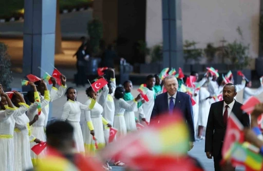 Cumhurbaşkanı Erdoğan&rsquo;a Etiyopyalı &ccedil;ocuklardan coşkulu karşılama
