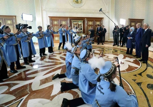 Cumhurbaşkanı Erdoğan&rsquo;a Kazakistan&rsquo;da Dombra s&uuml;rprizi
