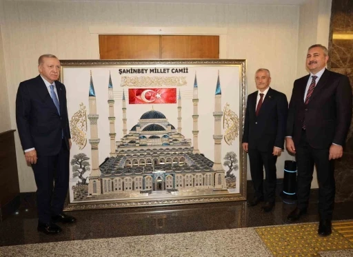 Cumhurbaşkanı Erdoğan&rsquo;a Tahmazoğlu&rsquo;ndan anlamlı hediye
