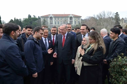 Cumhurbaşkanı Erdoğan, Boğazi&ccedil;i &Uuml;niversiteli &ouml;ğrencilerle kamp&uuml;ste y&uuml;r&uuml;d&uuml;
