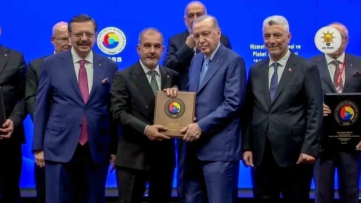 Cumhurbaşkanı Erdoğan&rsquo;dan Başkan Alan&rsquo;a Hizmet Şeref Belgesi
