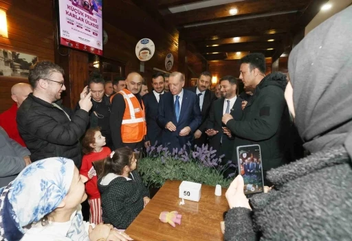 Cumhurbaşkanı Erdoğan’dan geceyi dışarda geçiren vatandaşları ziyaret
