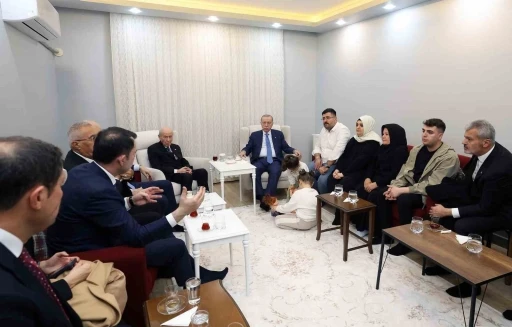 Cumhurbaşkanı Erdoğan, depremzede aileyi yeni yuvasında ziyaret etti
