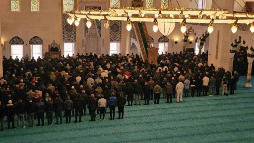 Cumhurbaşkanı Erdoğan&rsquo;ın a&ccedil;tığı Uzun Mehmet Camii&rsquo;nde Ramazan ayının ilk cuma namazı kılındı
