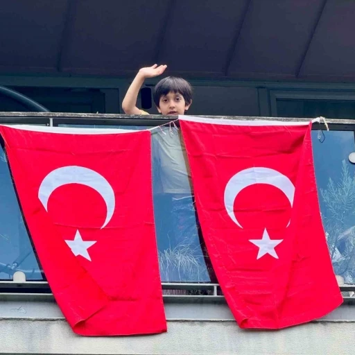 Cumhurbaşkanı Erdoğan’ın bayrak çağrısına İstanbul’dan yanıt
