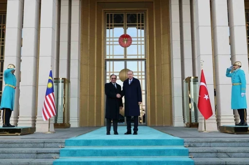 Cumhurbaşkanı Erdoğan, Malezya Başbakanı Enver İbrahim&rsquo;i t&ouml;renle karşıladı
