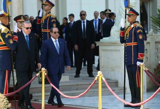 Cumhurbaşkanı Erdoğan, Mısır&rsquo;da resmi t&ouml;renle karşılandı
