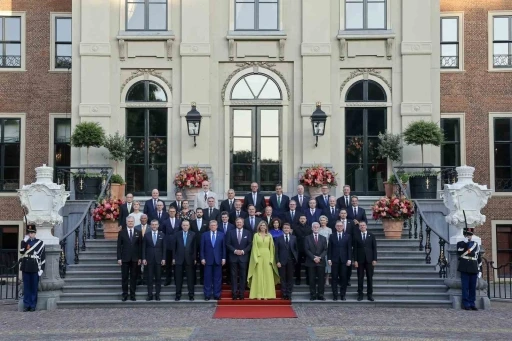 Cumhurbaşkanı Erdoğan, NATO liderleri aile fotoğrafına katıldı
