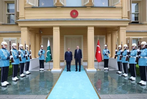 Cumhurbaşkanı Erdoğan, Pakistan Başbakanı Şerif&rsquo;i resmi t&ouml;renle karşıladı
