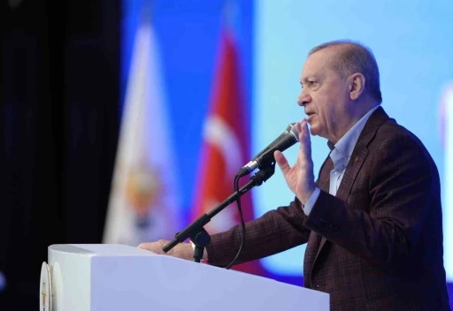 Cumhurbaşkanı Erdoğan: "Cahil, geri kafalı bazı fosiller &ccedil;ıkıyor, baş&ouml;rt&uuml;s&uuml;ne, baş&ouml;rt&uuml;l&uuml;ye kin kusuyor"
