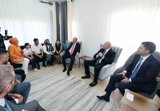 Cumhurbaşkanı Erdoğan ve Aliyev, Kahramanmaraş’ta depremzede bir aileyi ziyaret etti
