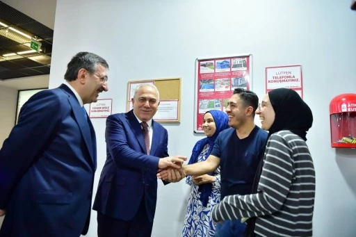 Cumhurbaşkanı Yardımcısı Cevdet Yılmaz, Fatih Merkez K&uuml;t&uuml;phanesi&rsquo;ni ziyaret etti
