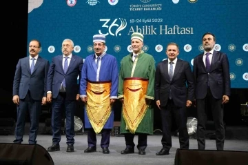 Cumhurbaşkanı Yardımcısı Cevdet Yılmaz, şed kuşandı
