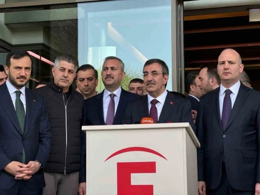 Cumhurbaşkanı Yardımcısı Cevdet Yılmaz, Sırrı Süreyya Önder’i ziyaret etmek için hastaneye geldi
