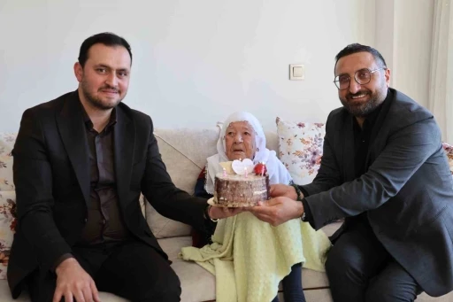 Cumhuriyet&rsquo;le yaşıt Nazife nineye Anneler G&uuml;n&uuml; s&uuml;rprizi
