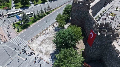 Cumhuriyet meydanında yenileme &ccedil;alışması aralıksız s&uuml;r&uuml;yor
