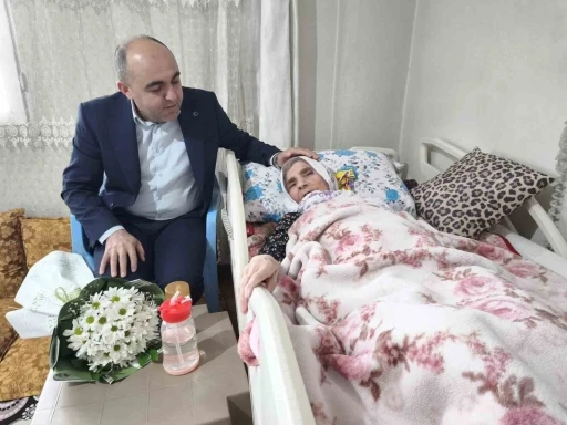 Cumhuriyetin tanığı 113 yaşındaki Cemile ninenin Kadınlar G&uuml;n&uuml; kutlandı
