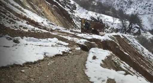 &Ccedil;&uuml;ng&uuml;ş&rsquo;te heyelan sonucu kapanan yol ulaşıma a&ccedil;ıldı
