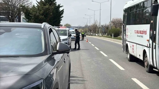 D-100&rsquo;de karşıya ge&ccedil;mek isterken cipin &ccedil;arptığı yaşlı adam ağır yaralandı
