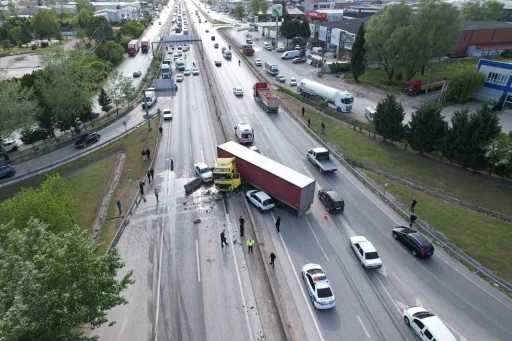 D-100’de kontrolden çıkan tır karşı şeride geçti, ortalık savaş alanına döndü
