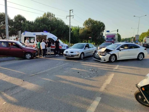 D-650&rsquo;de iki otomobil kafa kafaya &ccedil;arpıştı: 1 yaralı
