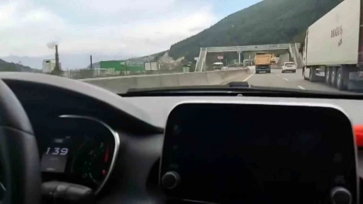 D-650’de otomobiller kamyona yetişemedi
