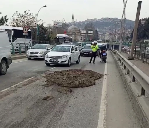 D100’de kamyondan dökülen çamur trafiği altüst etti: 6 bin 584 TL ceza kesildi
