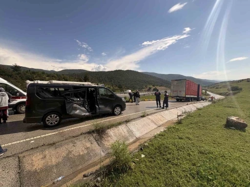 D100&rsquo;de kayan kamyonun &ccedil;arptığı minib&uuml;steki 5 kişi yaralandı
