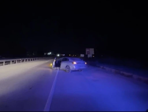 D100&rsquo;de otomobil bariyerlere &ccedil;arptı: 3 yaralı