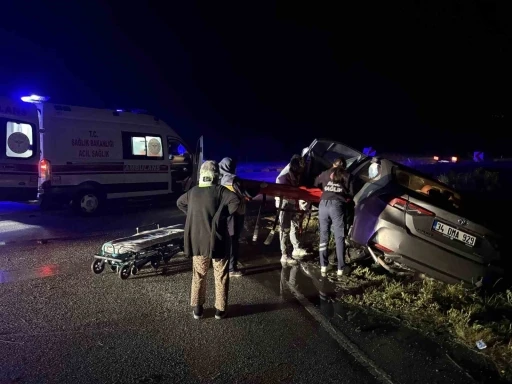 D100&rsquo;de otomobil ref&uuml;je &ccedil;arptı: 2 yaralı
