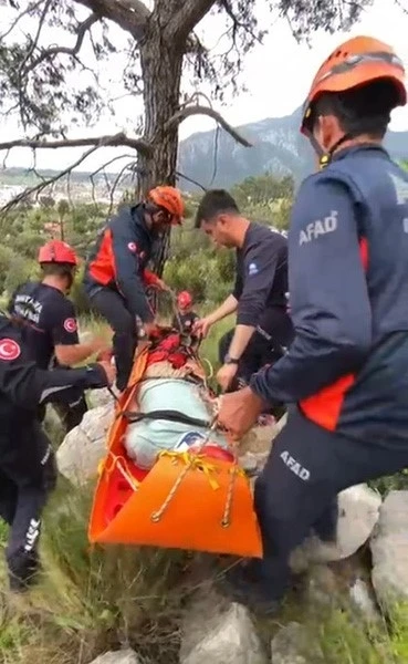 Dağa tırmandığı sırada d&uuml;şerek yaralanan kişiyi ekipler kurtardı
