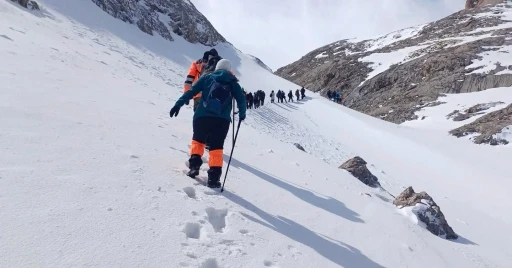 Dağcılar Bolkar Dağları’nda zirve yaptı
