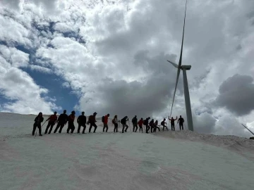 Dağcılar yenilenebilir enerjiye dikkat çekmek için tırmandı
