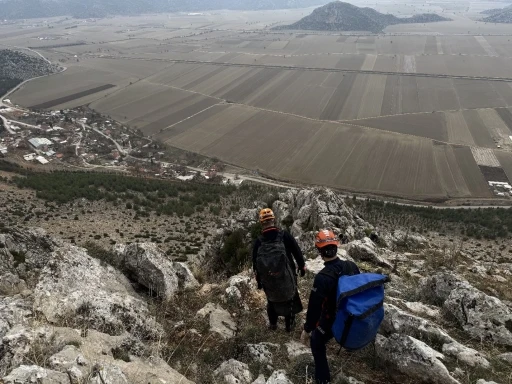 Dağda mahsur kalan ke&ccedil;i ekipler tarafından kurtarıldı
