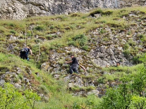 Dağdaki oyukta mahsur kalan 2 gen&ccedil;, 3 saatlik &ccedil;alışmayla kurtarıldı

