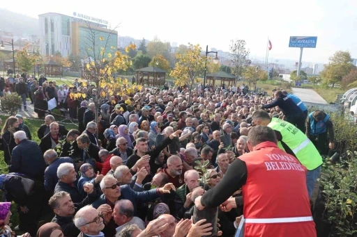 Dağıtılan elma ve armut fidanlarından almak için birbirleri ile yarıştılar
