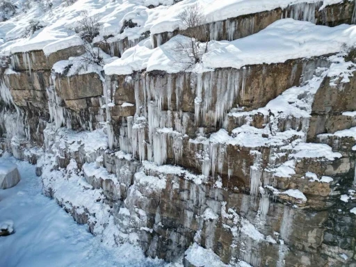 Dağlarda buzdan şelale oluştu
