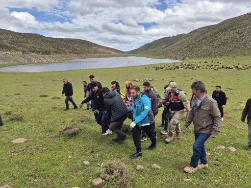Dağlık alanda d&uuml;şerek yaralanan şahsı ekipler kurtardı
