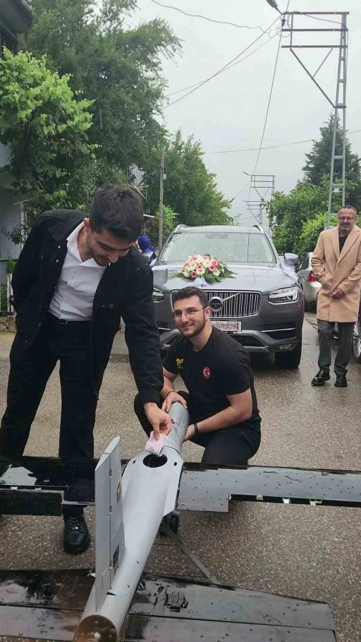 Daha önce böylesini görmediniz: Düğün konvoyunun önünü İnsansız Hava Aracı ile kestiler
